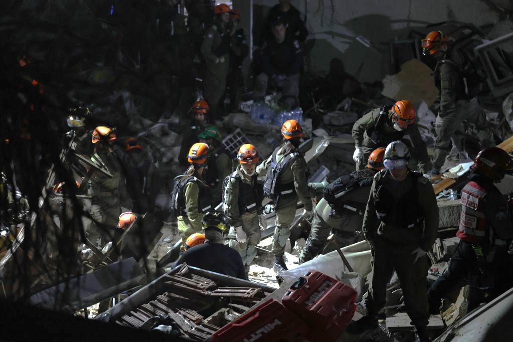 Dy viktima pas sulmit iranian në Izrael  vijojnë kërkimet për persona të mbetur nën rrënoja