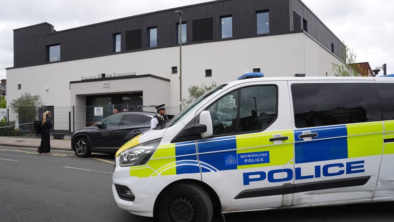 Dy të arrestuar për tentativë zjarrvënieje në një sinagogë në Londër