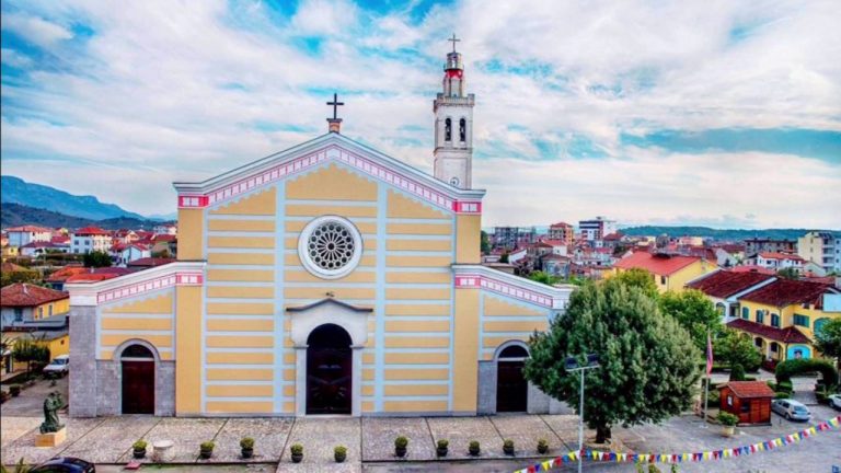 Besimtarët katolikë kremtojnë Pashkën  mesazhe paqeje  shprese dhe triumfi mbi të keqen