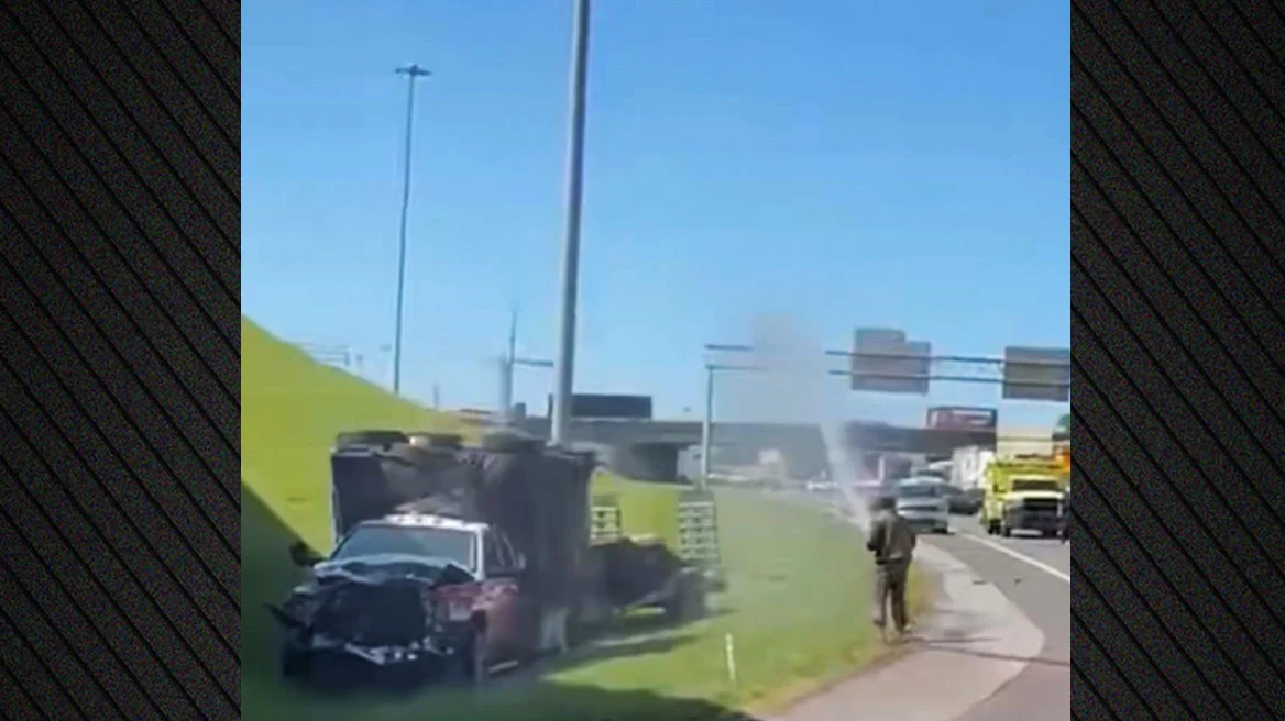 VIDEO  Kamioni që transportonte bletë përmbyset në një autostradë në Tenesi