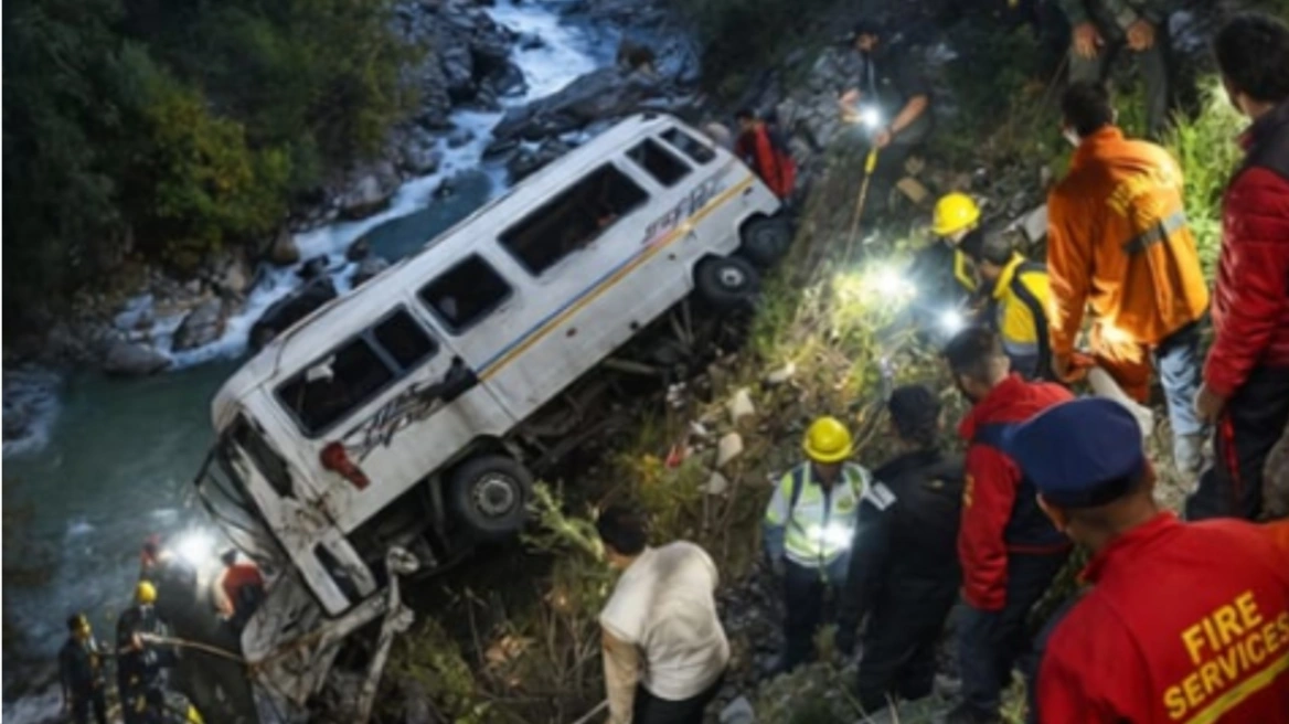 Pamje tragjike nga India  autobusi bie në greminë  4 persona humbin jetën  plagosen 18 të tjerë