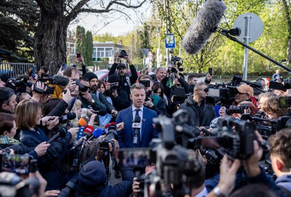 Kryeson në sondazhet e para pas zgjedhjeve  Péter Magyar  Ditë historike për Hungarinë  Jam optimist  por i kujdesshëm 