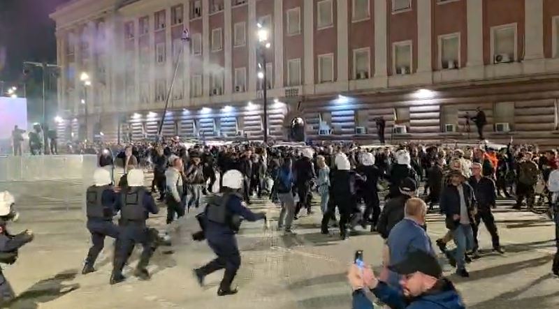 VIDEO  Hodhën molotov e fishekzjarre drejt Kryeministrisë  momenti kur policia kap  grupin e zjarrit  të PD në mes   