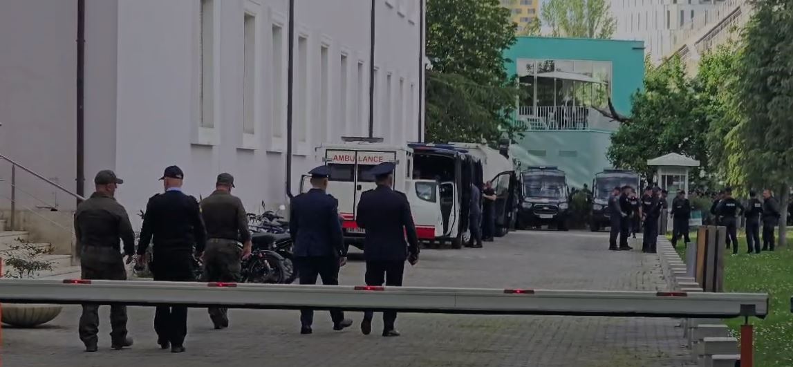 VIDEO  Protesta e opozitës  Skënder Hita mbërrin te Kryeministria  forca të shumta policie rrethojnë godinën
