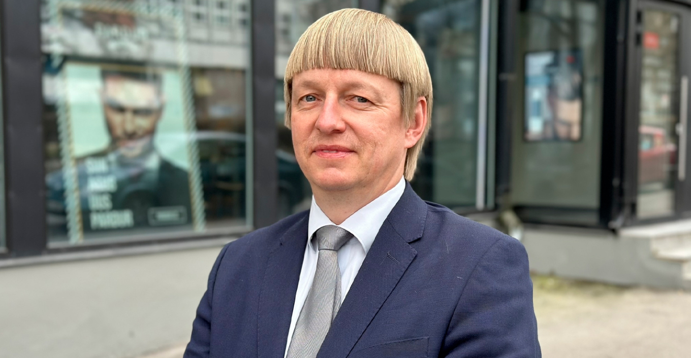 Politikani estonez bëhet viral për stilin e pazakontë të flokëve të tij unikë që i ngjajnë  Playmobil