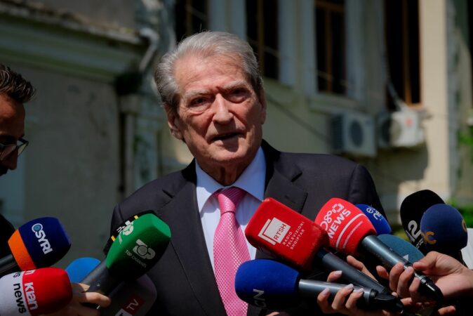 Sali Berisha Jashte Kuvend 2