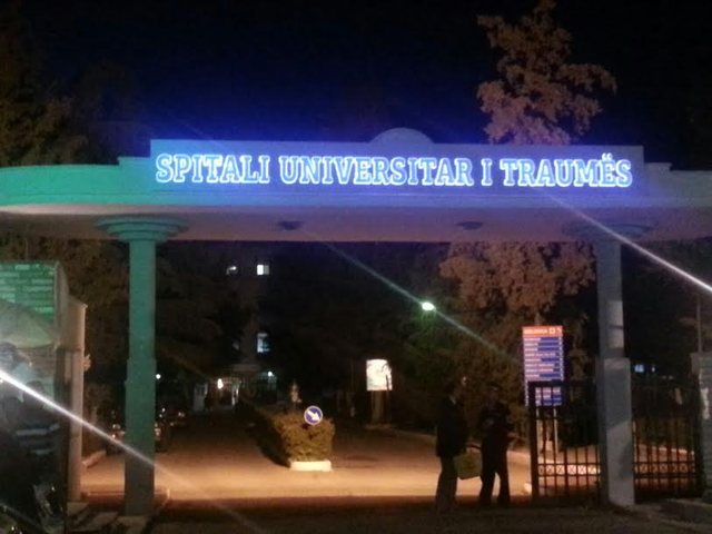 Tragjedi në Tiranë: 4-vjeçari vdes pas goditjes me gur në kokë gjatë lojës me motrën e tij
