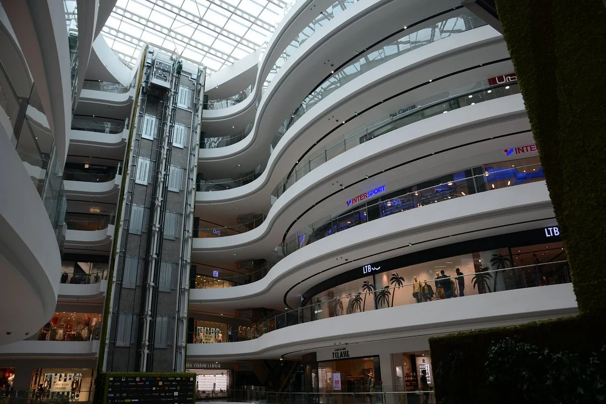 Alarm për bombë në Tiranë, evakuohet qendra tregtare “Toptani”