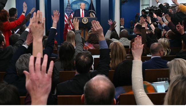 Shpëtimi i ushtarkaëve pas rrëzimit të avionit në Iran  Trump del para mediave  Nuk do të lëmë asnjë amerikan pas dore