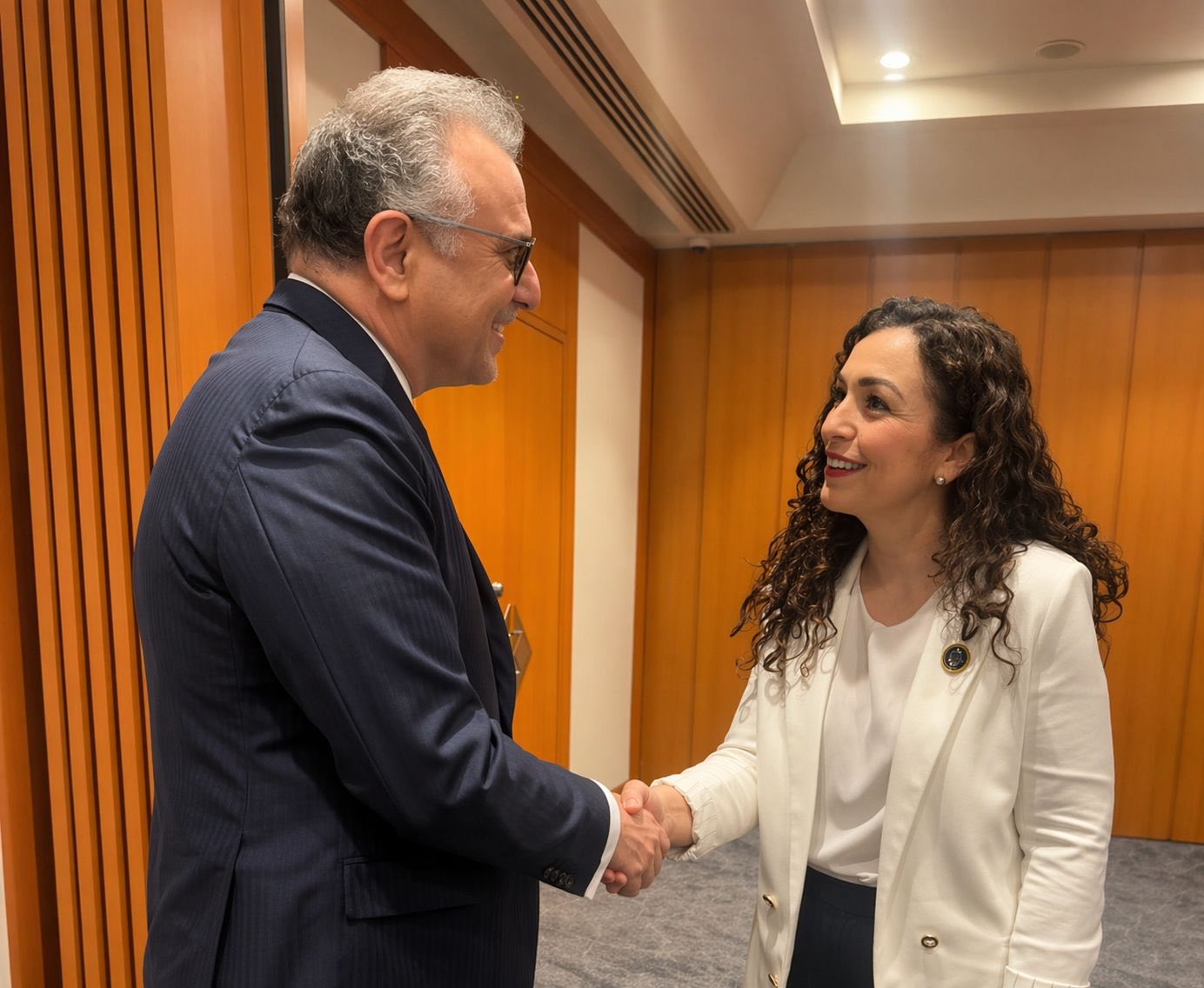 Vjosa Osmani takohet me këshilltarin e Donald Trump  Kosova do mbetet vendi më pro amerikan