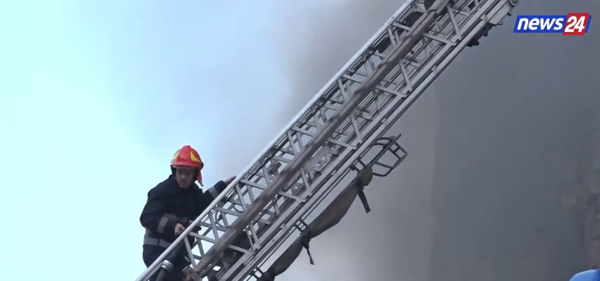 Zjarri në fasadën e pallatit pranë QSUT  Situata problematike  shtëllunga tymi në zonë  Urgjenca dhe djegia plastike në gatish   