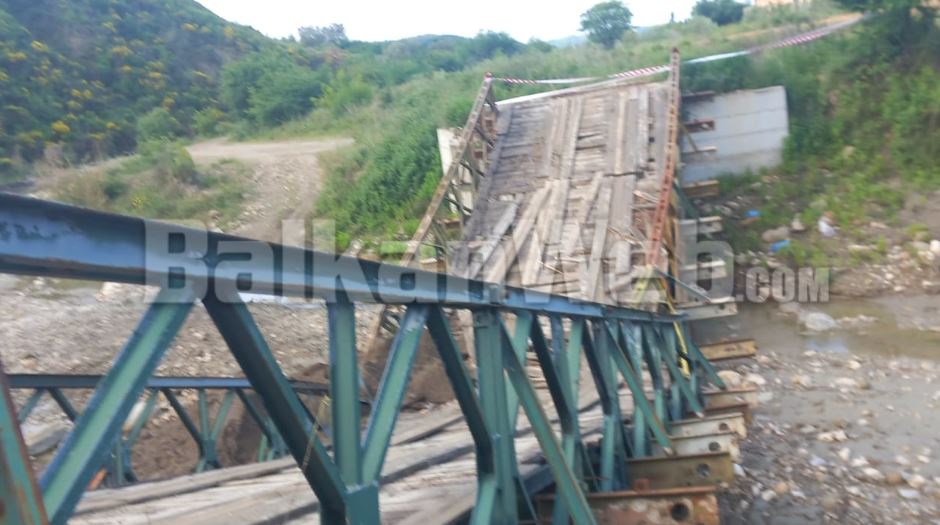 Mot i keq në Elbasan: Rrëshqitje toke, shembje uresh dhe 9 fshatra të izoluar

