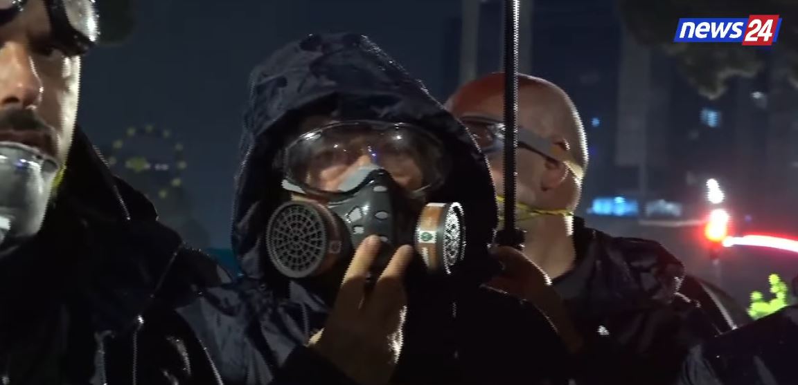 VIDEOLAJM  Policia hedh gaz lotsjellës e ujë me presion  Berisha pajiset me maskë mbrojtëse