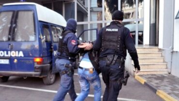 1523292118 Policiatirane