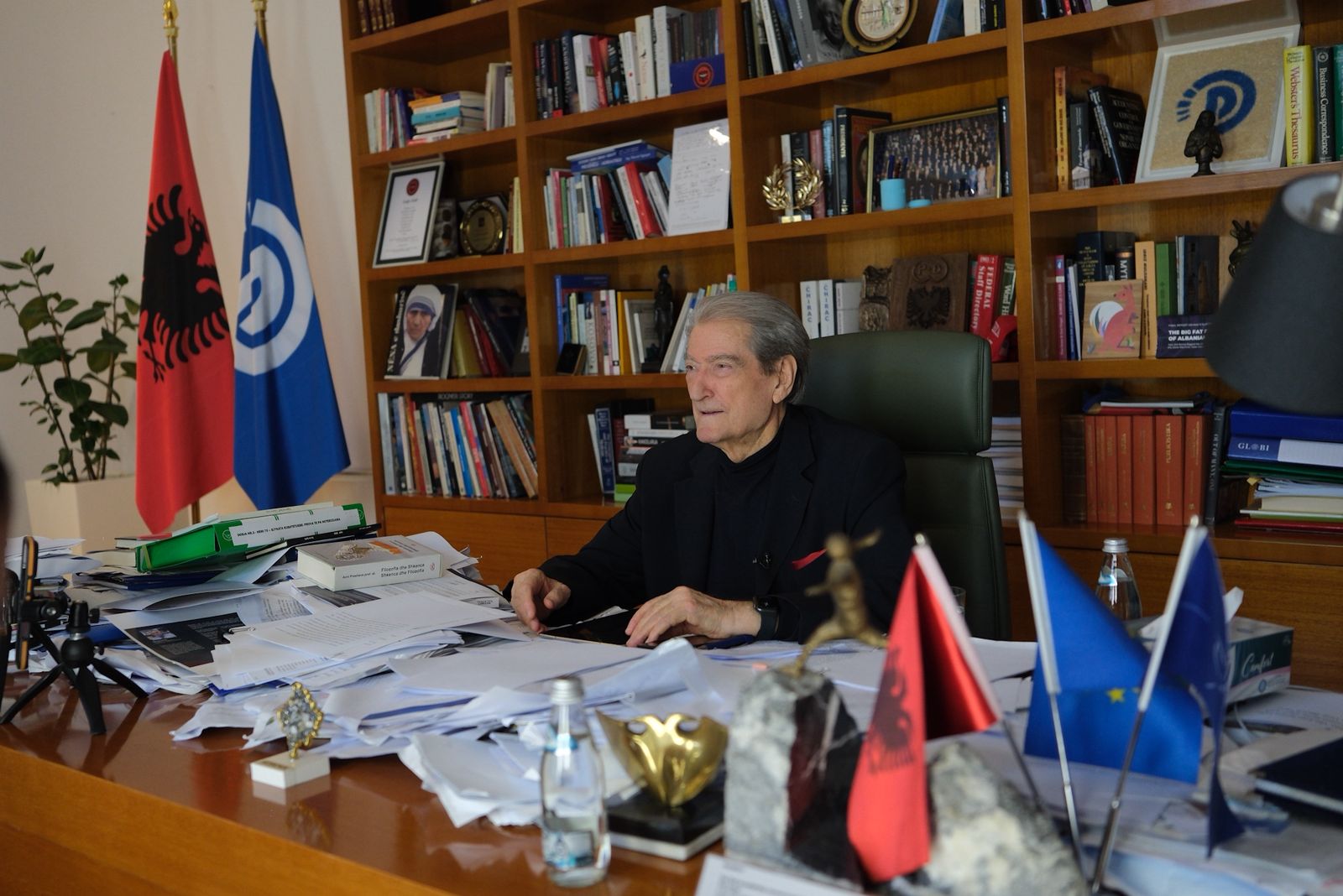 Pse s e nxjerr dosjen  Balluku   Berisha të njëjtin qëndrim  Deputetët e PD firmosën para SPAK për sekretin hetimor  Po mbrojm   