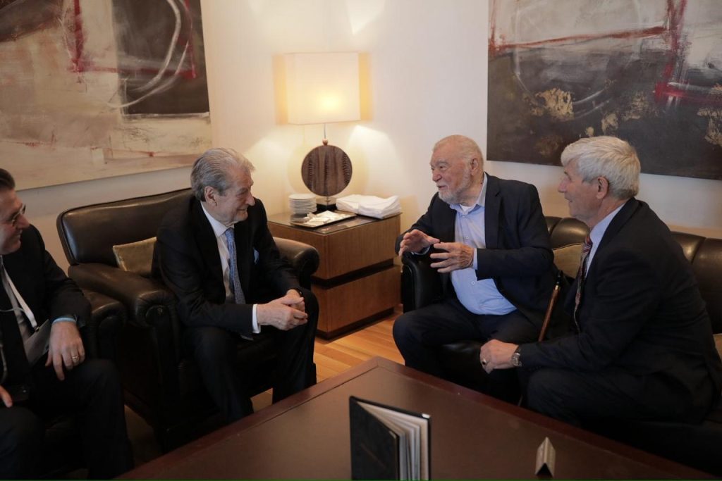 zagreb-kroaci-berisha-takim-me-ish-presidentin-kroat-mesic-te-ndiqet-cdo-rruge-demokratike-per-t-u-perballur-me-sfidat