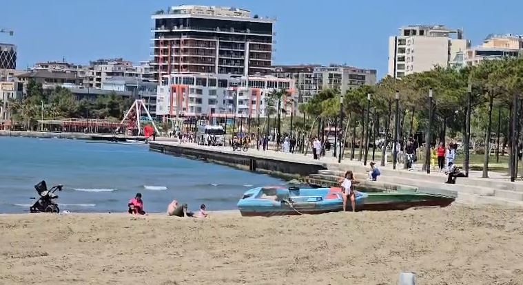 Vlorë: 15 mijë metra plazh falas! Kryebashkiaku vendos tavan për çmimet në 700 lekë
