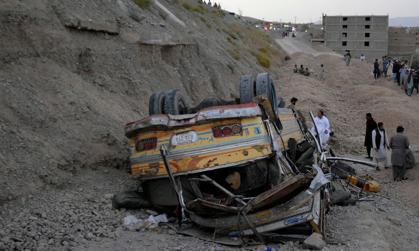 Kamioni përplaset me autobusin  17 të vdekur në Pakistan