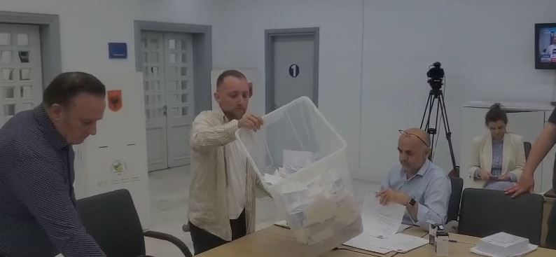 Zgjedhjet për kreun e PD/ U shty me një orë, përfundon procesi i votimit
