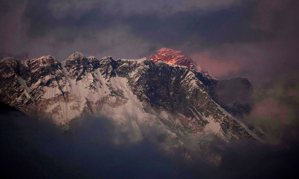 Rekord botëror: Amerikan ngjitet në Everest në 9 orë e 55 minuta
