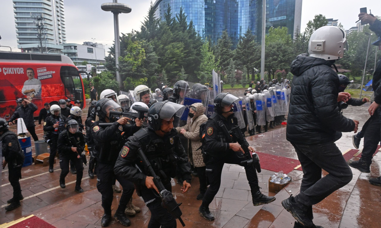  Luftë civile  në selinë e Partisë Republikane Popullore  policia ndërhyn me gaz lotsjellës dhe plumba gome