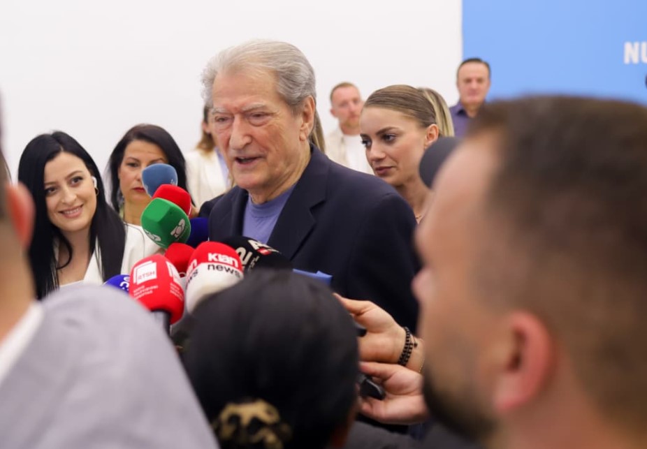 Salianji publikon fletët e votimit për Berishën, reagimi i tij: Përfaqësuesit e krimit jashtë partisë
