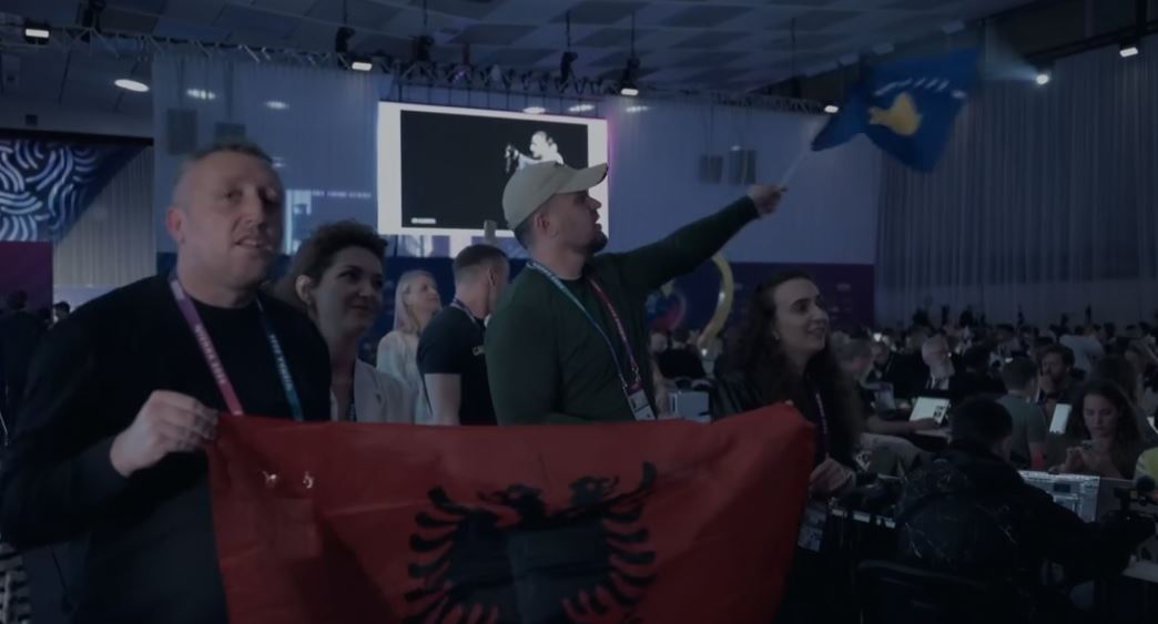 nuk-lejohet-alis-kendonte-nân-delegacionin-serb-ne-eurovizion-e-shqeteson-flamuri-i-kosoves-reagimi-i-shqiptareve-vid