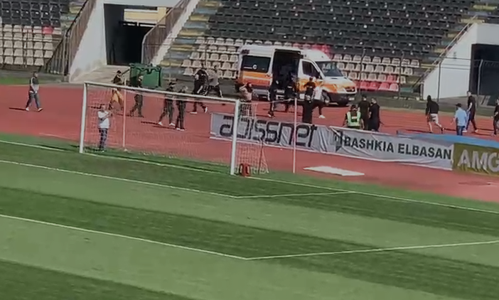 Pamje të turpshme/ Çfarë skandali në “Elbasan Arena”, tifozët e Tiranës hyjnë në fushë (VIDEO)