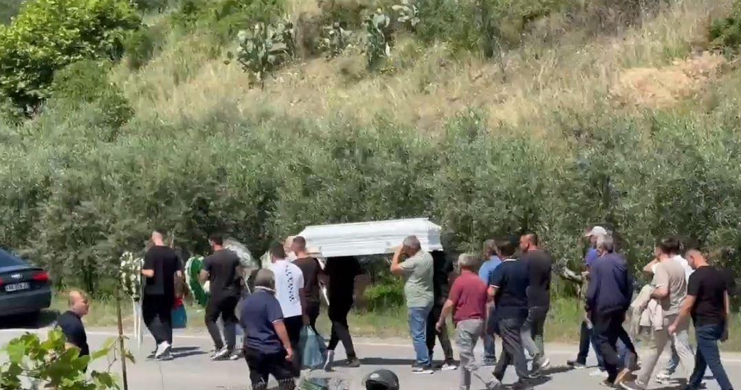nuk-po-levizja-me-shpejtesi-u-perplas-per-vdekje-nga-regjizori-petro-bozo-percillet-per-ne-banesen-e-fundit-7-vjecari