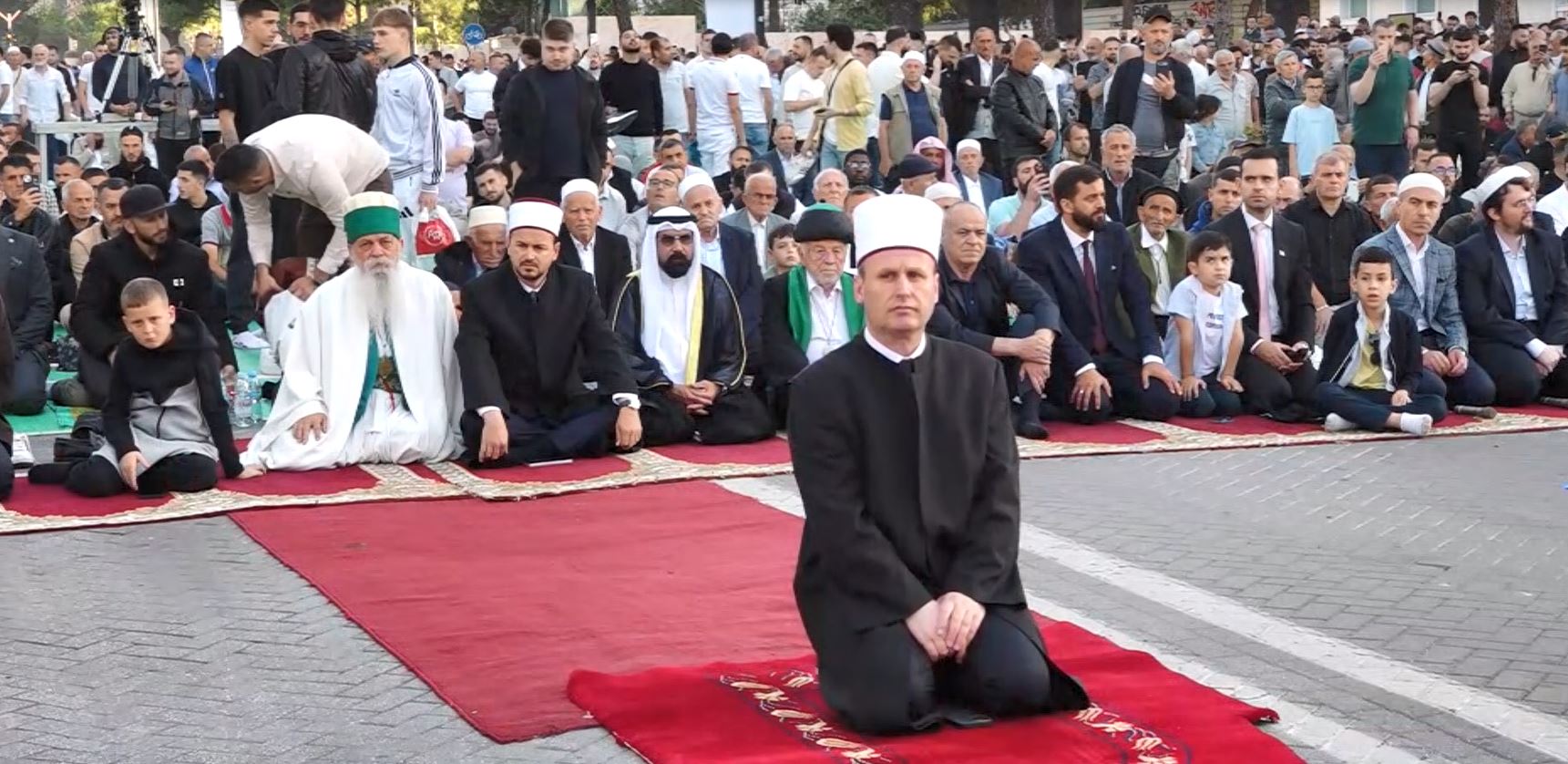 Kurban Bajrami Mijëra besimtarë falen në sheshin Skënderbej  kreu i KMSH  Të jetojmë me dinjitet e respekt ndaj njëri tjetrit