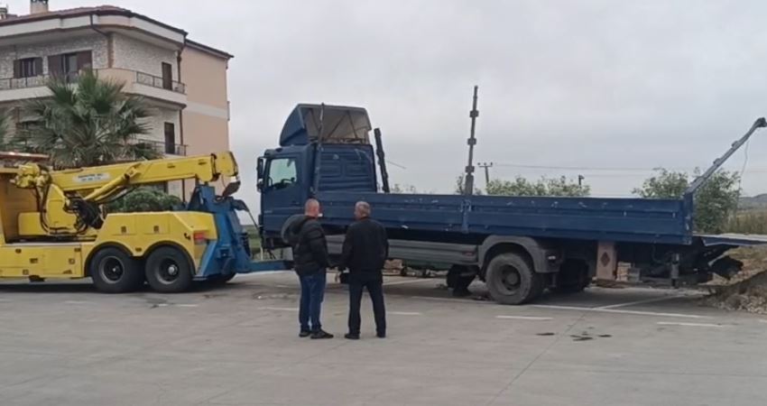 Kamioni del nga rruga dhe përmbyset  shpëton pa lëndime shoferi