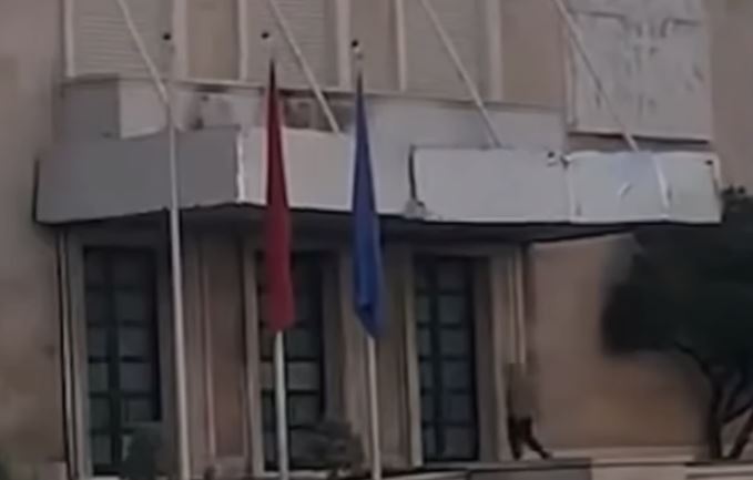VIDEO/ Qytetari përplas makinën në shkallët e Kryeministrisë dhe shkelmon derën e godinës! Çfarë ndodhi sot në bulevardin “Dëshmorët e Kombit”