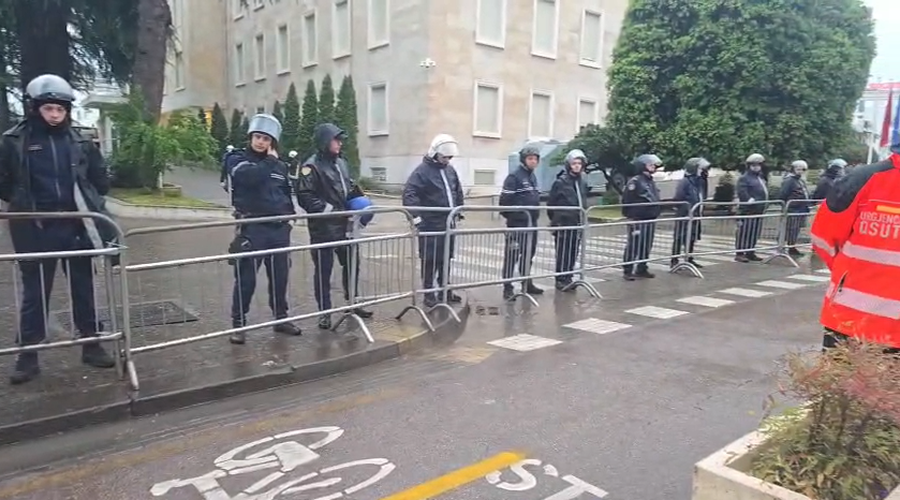 VIDEO  Protesta e opozitës  nis marshimi në Bulevard  1500 punonjës policie në terren monitorojnë tubimin