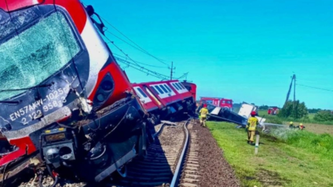 Treni del nga shinat pas përplasjes me kamionin në Poloni  1 i vdekur dhe 18 të plagosur