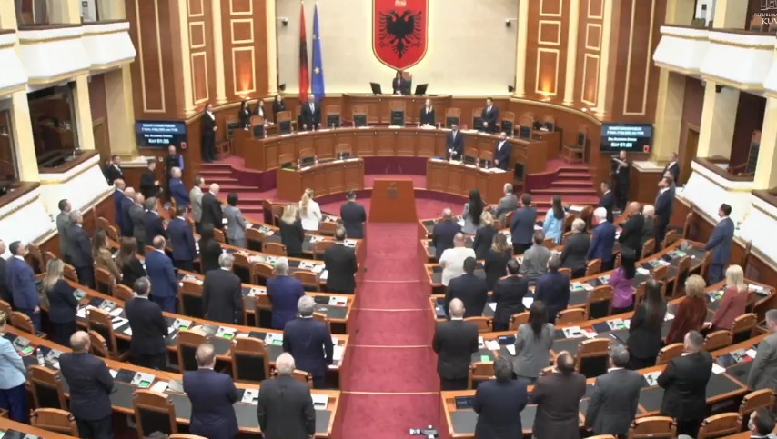 Kuvendi nis me heshtje 1 minutë për dy fëmijë të vdekur në aksident tragjik në Durrës (VIDEO)
