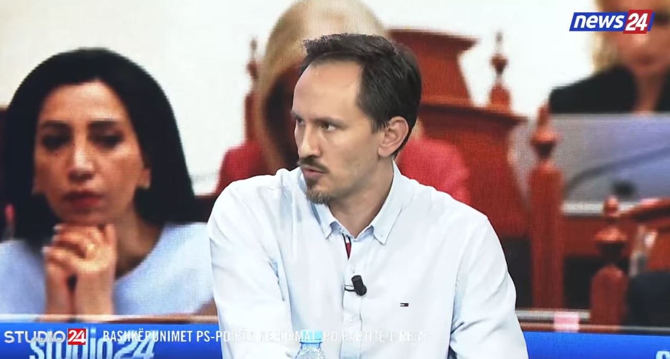 Raporti për integrimin  Redi Muçi  Rama dhe Berisha kanë të njëjtën strategji  Njëri pret t i bjerë pushteti në prehër  tjetri   