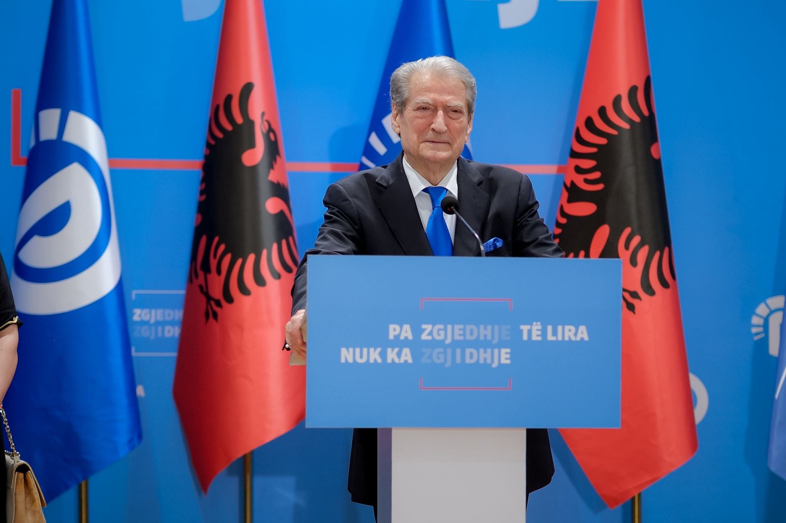 Fitoi referendumin me 96  të votave   PD  parti e votës së lirë dhe e modernizimit   Berisha  Rama kufomë politike   fun   