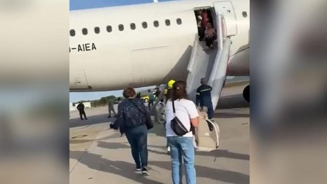 VIDEO  Panik në aeroportin e Athinës  avioni bën ulje emergjente pas problemeve në motor