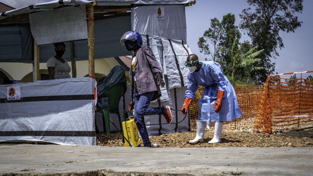 Alarmi nga Ebola  Shefi i OBSH së zbarkon në epiqendrën e virusit në Kongo  Po përhapet me shpejtësi  rrezikohen kampet e refu   
