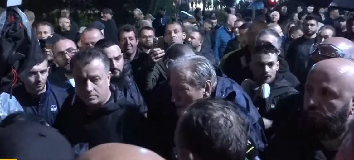 Pas përplasjeve me policinë  Berisha tërheq protestuesit dhe i çon tek selia e PD  Do bëjmë bilancin