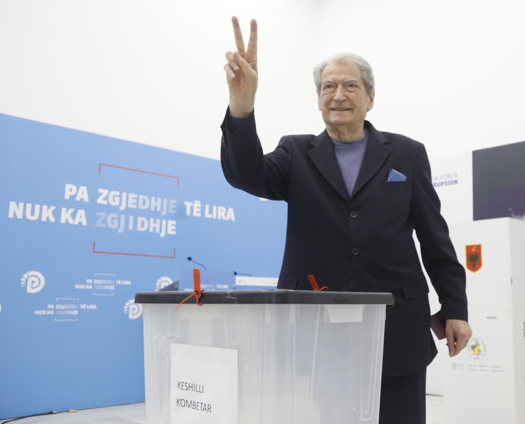 Zgjedhjet në PD/ Në fletë është vetëm emri i tij, Sali Berisha voton në selinë blu: Do të përmbush me përkushtim detyrimet e mia
