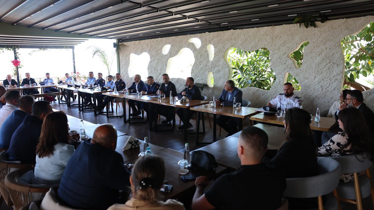 “Efektivë dhe drejtues të arrestohen se shkelin ligjin”, Hita i prerë me strukturat në Sarandë: Pavarësisht gradës, kush shkel ligjin largohet nga policia dhe përballet me drejtësinë!