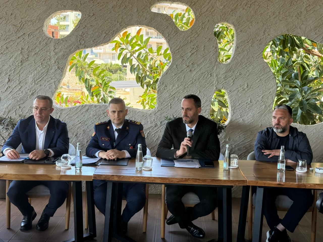 Siguria dhe ndërtimet  Lamallari takim në Sarandë  Bregdeti dhe mbrojtja e territorit janë interes kombëtar  jo çështje lokale