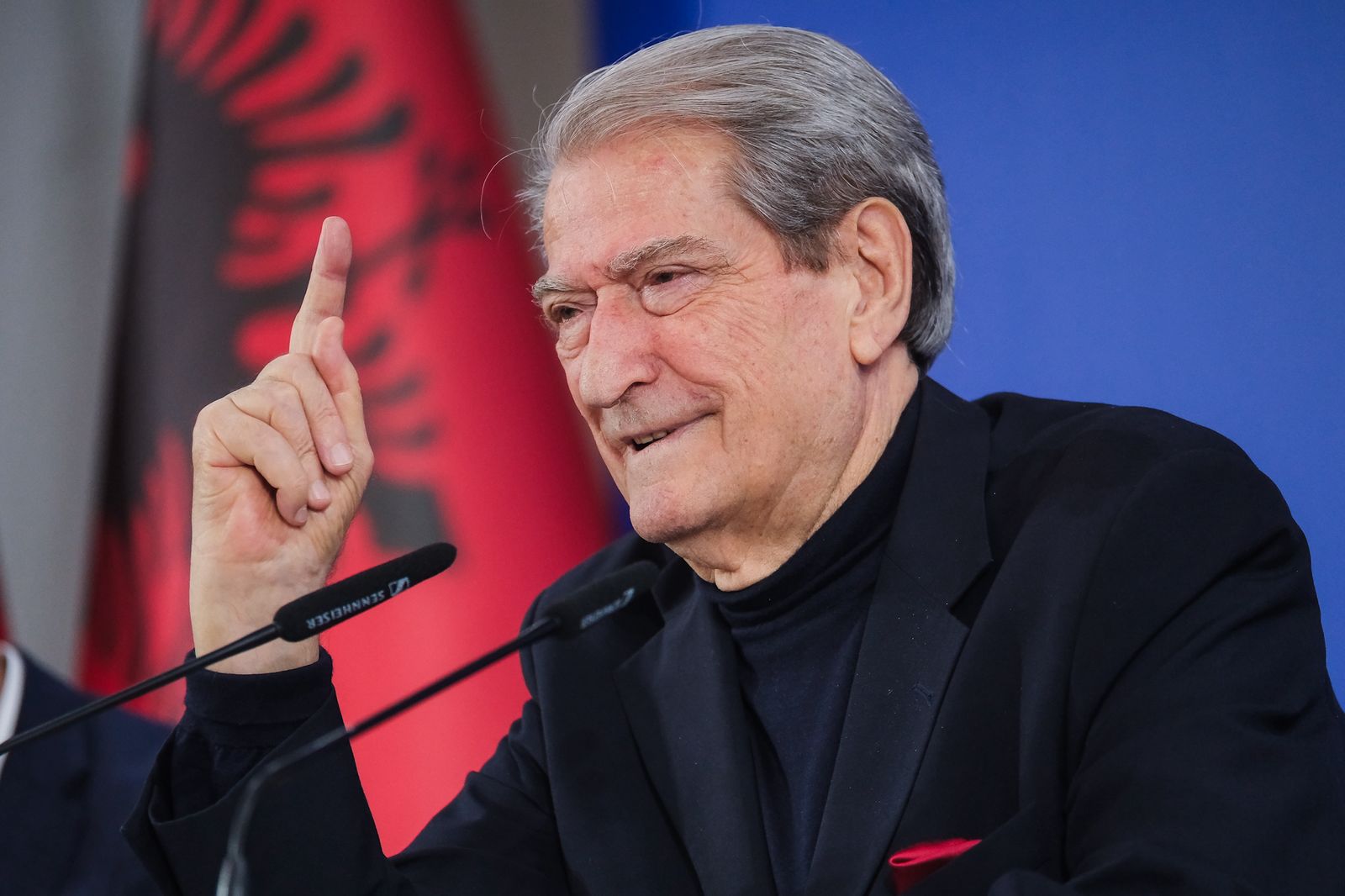 Berisha sulmon Salianjin: Akuza të ashpra për bashkëpunim me figura të dyshuara

