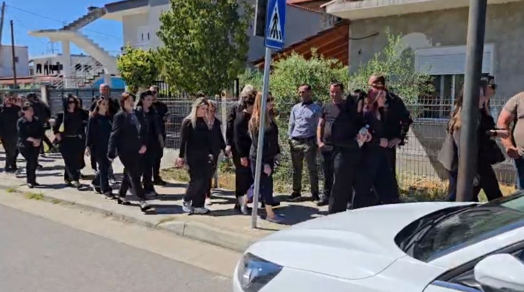 Durrësi në zi  Dhimbje dhe lot  përcillen sot për në banesën e fundit dy vogëlushët që humbën jetën nga aksidenti tragjik
