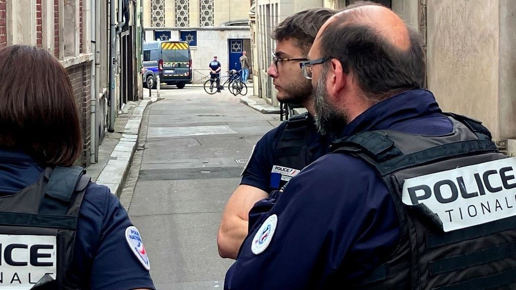 tronditese-ne-france-16-vjecari-vret-vellane-dhe-plagos-rende-nenen-vetedorezohet-ne-polici