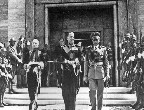 Galeazzo Çiano Cano Zef Sereqi Dhe F Jacomoni Jakomoni Mauzoleumi I Nenes Mbretereshe 493x375