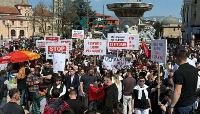  Të gjithë njëzëri   Studentët shqiptarë në Shkup nisin protestën për gjuhën shqipe
