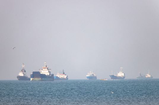 Irani godet portin e naftës të Emirateve të Bashkuara Arabe  kundërpërgjigje me raketa nga Abu Dhabi  Agresion i pabesë 
