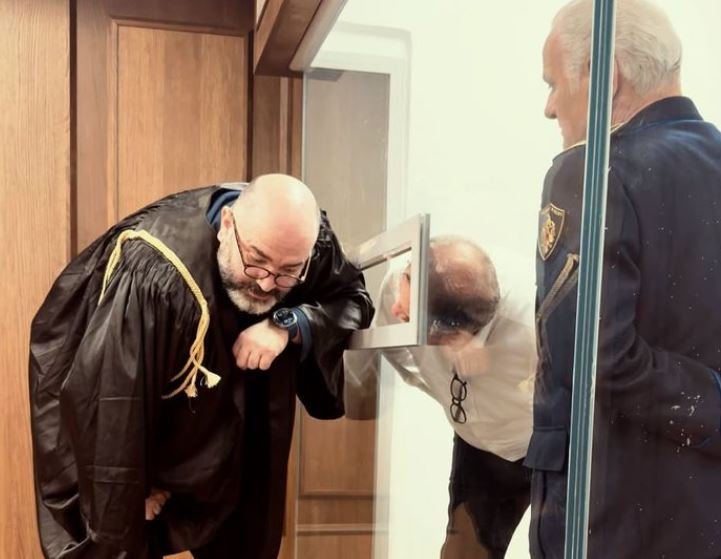 Seanca në Gjykatën e Posaçme, ish-ministri Beqaj nxirret nga kafazi prej xhami, ulet me avokatin